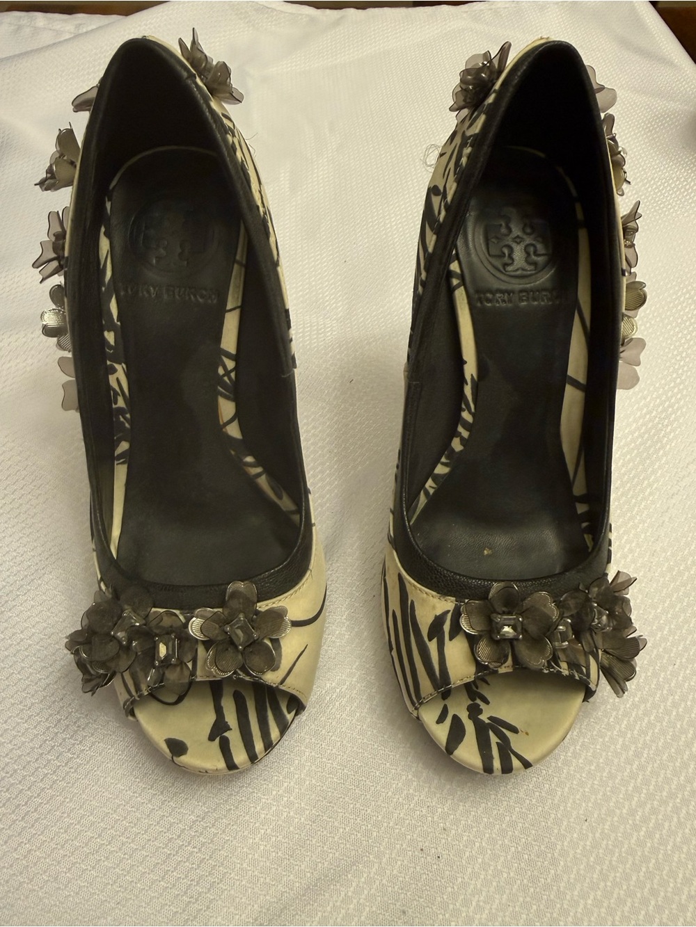 Tory Burch Black & Cream Floral Appliqué Peep-Toe Heels